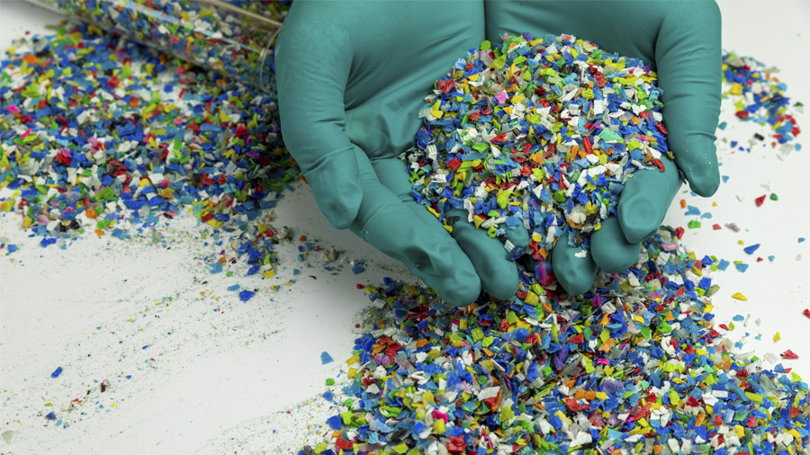 Micro- i nanoplàstics amb una mà