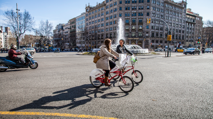 Dues noies anant en bicicleta per Barcelona