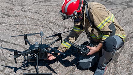 Policia pilotant un dron