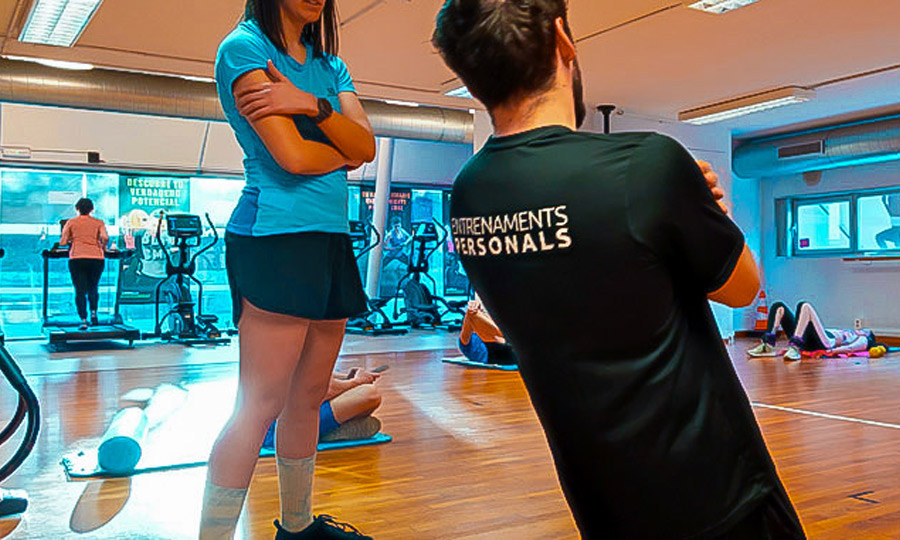 Entrenador personal fent una sessió al SAF