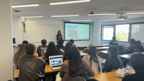 Estudiant de 3r explicant la seva estada de pràctiques