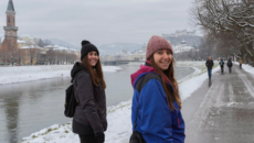 Les estudiants Anna Folch i Anna Galobart (participant del programa Erasmus) passejant per Salzburg.