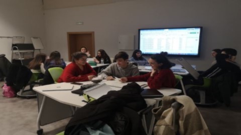 Alumnes treballant a l'aula e35