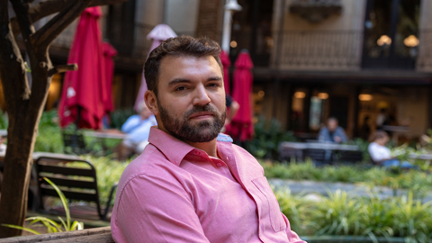 Roc Solà assegut en un banc