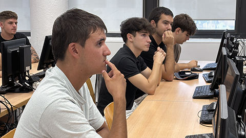 Estudiantes atentos en la clase