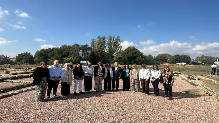 Los representantes institucionales que presentaron el nuevo proyecto para el yacimiento Pla d'Almatà