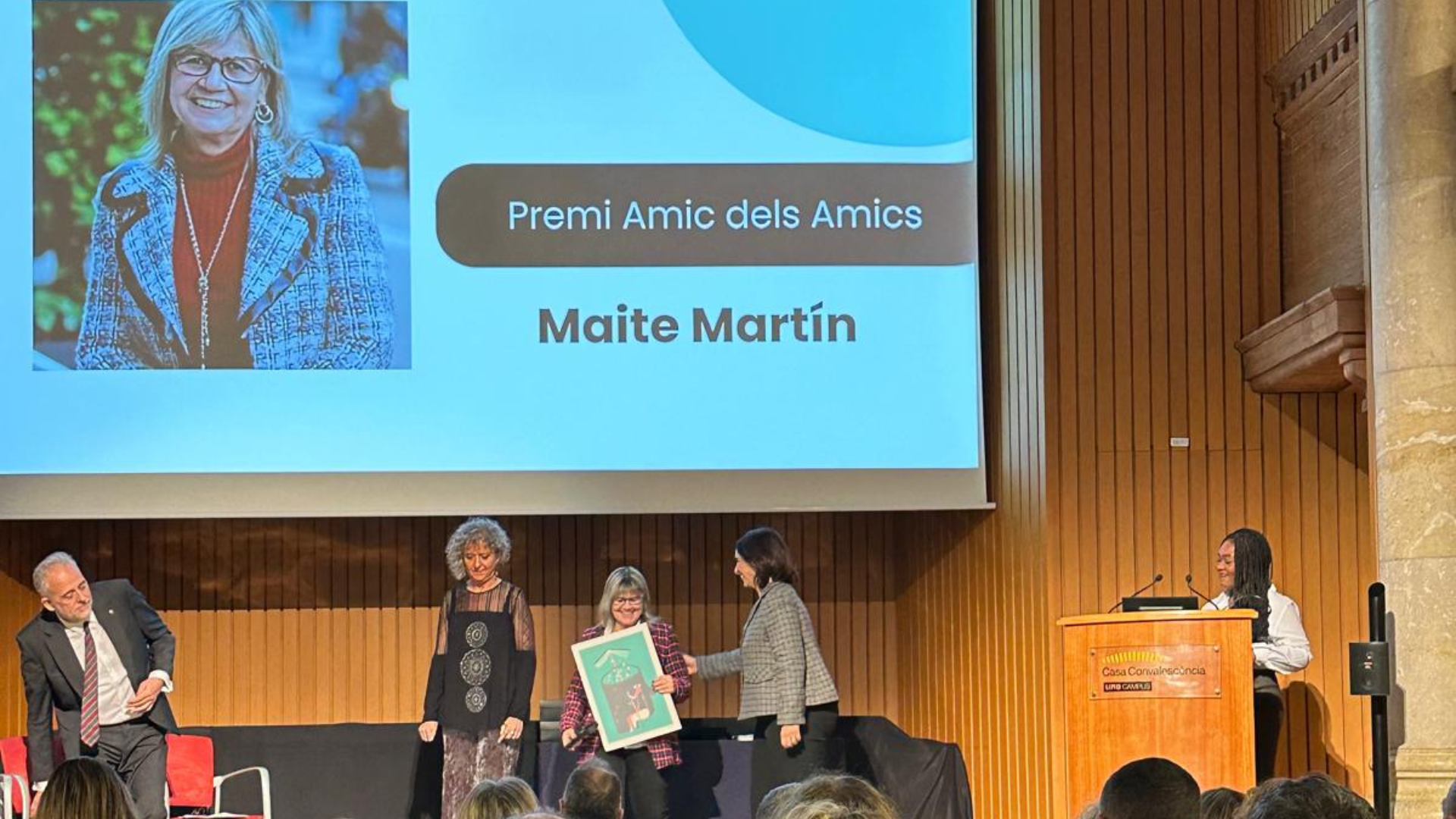 Maite Martín reben el premi Amic dels Amics 