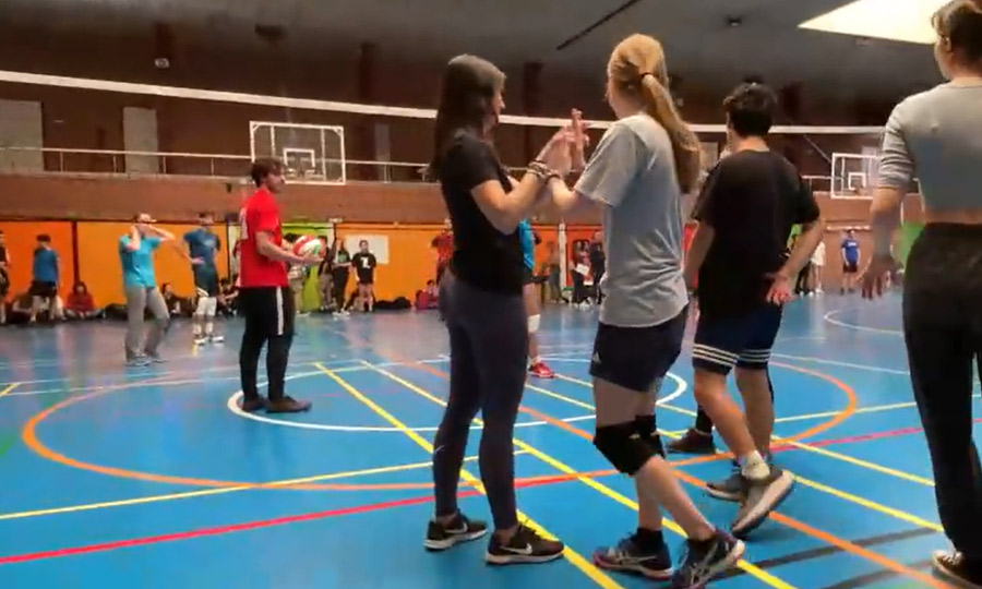 alumnes participant en una competició de voleibol a la UAB