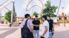 Estudiants reunits a Port Aventura