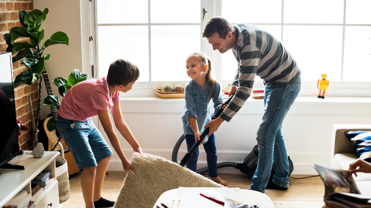 Família fent tasques domèstiques