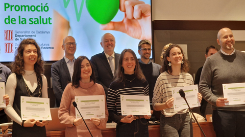 Estudiants premiats posant amb el diploma  del premi.