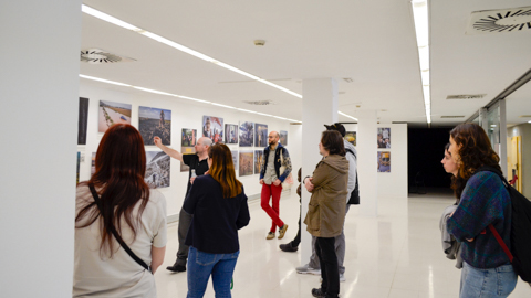 Imatge de la sala d'exposicions amb gent fet una visita