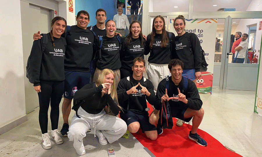 Equip de natació de la UAB amb medalla de plata