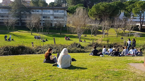 Foto estudiants a la gespa del campus