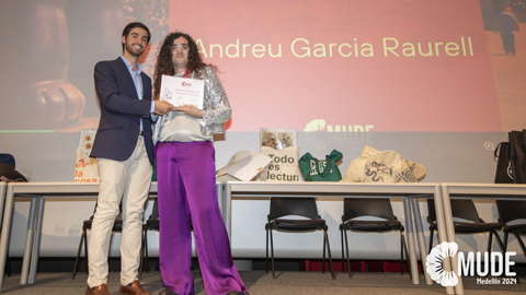 L'Andreu, amb el diploma a la mà, rebent la distinció al campionat del món, a Colòmbia.