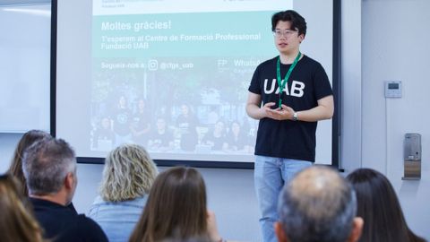 Un estudiant del CFGS en Comerç Internacional fent una presentació