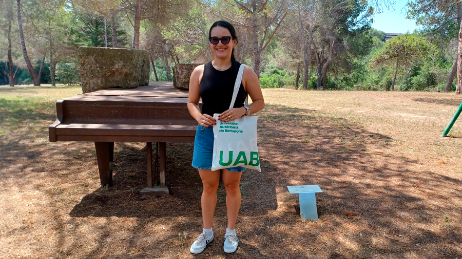 María Paola Ayala amb bossa UAB