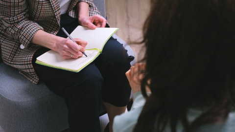  Dos personas en una consulta de psicología