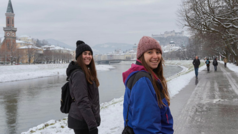 Les estudiants Anna Folch i Anna Galobart (participant del programa Erasmus) passejant per Salzburg.