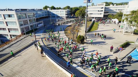 Persones corrent a la cursa de la Marató de 3Cat a la UAB