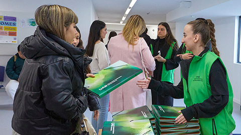 Estudiants de suport a les activitats de promoció del centre