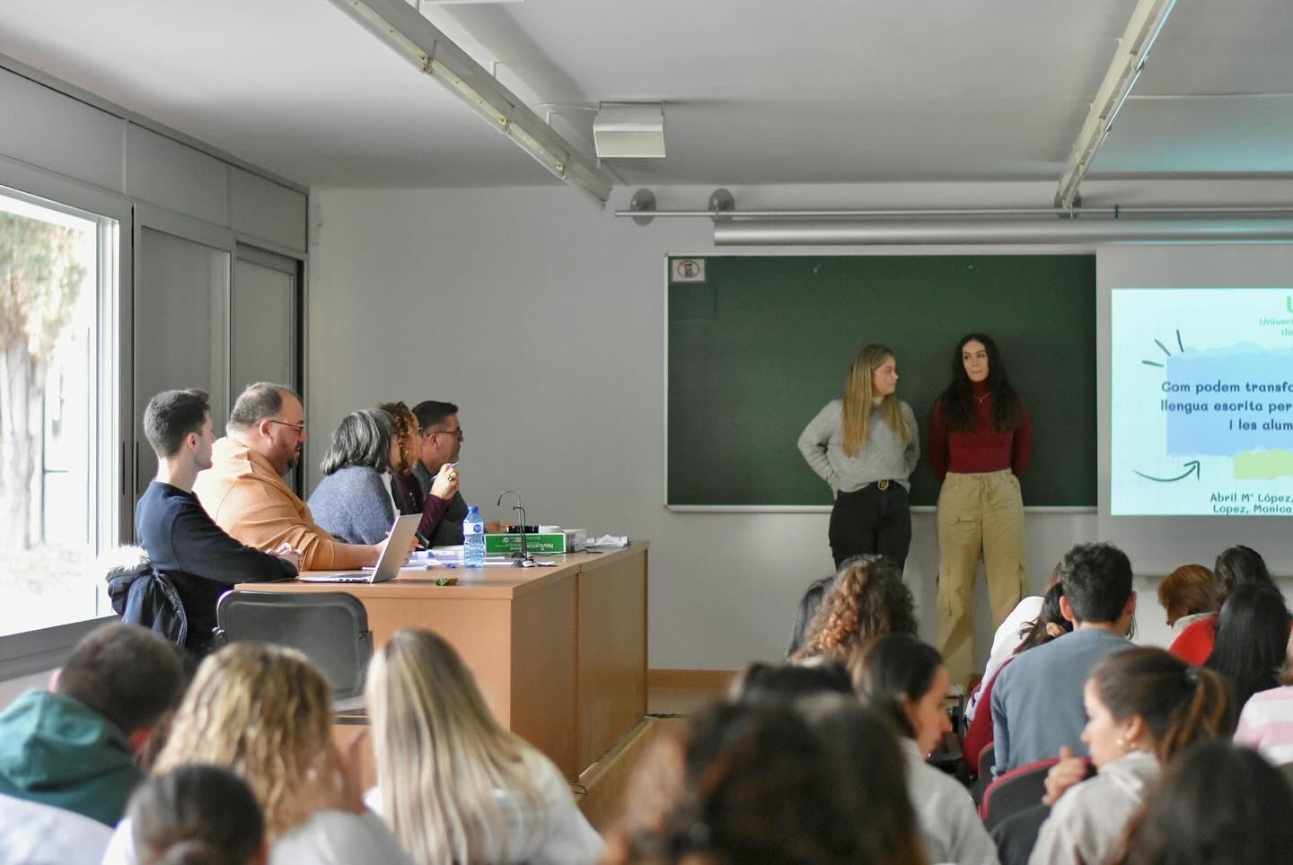 Estudiants de logopèdia presentant el seu projecte al costat del jurat