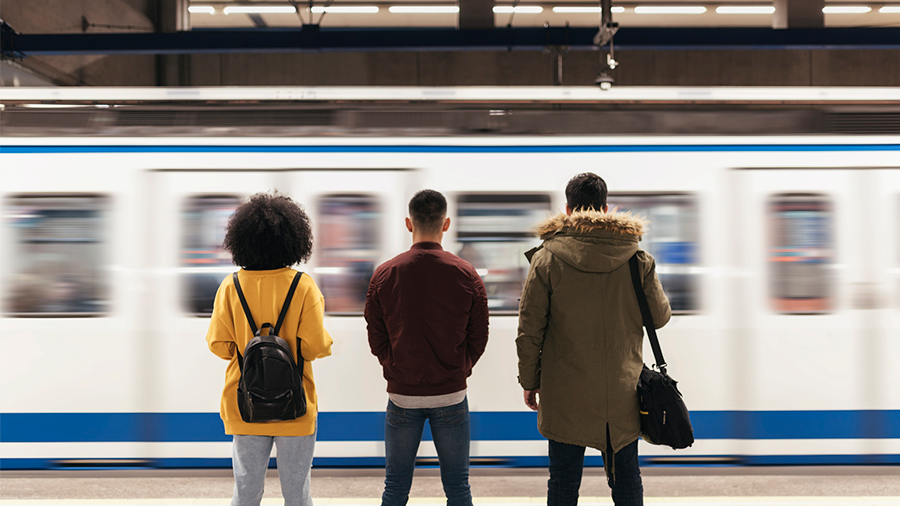 Estudiants esperant un tren