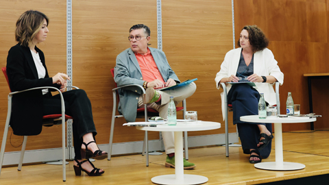 Tres ponents asseguts durant la presentació de la revista Idees.