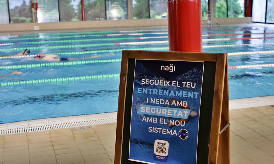 Piscina del SAF amb cartell de tecnologia Nagi