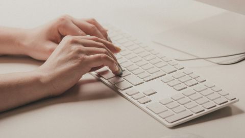 Mano escribiendo en un teclado