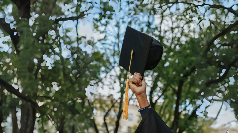 Alumne amb el barret de graduació