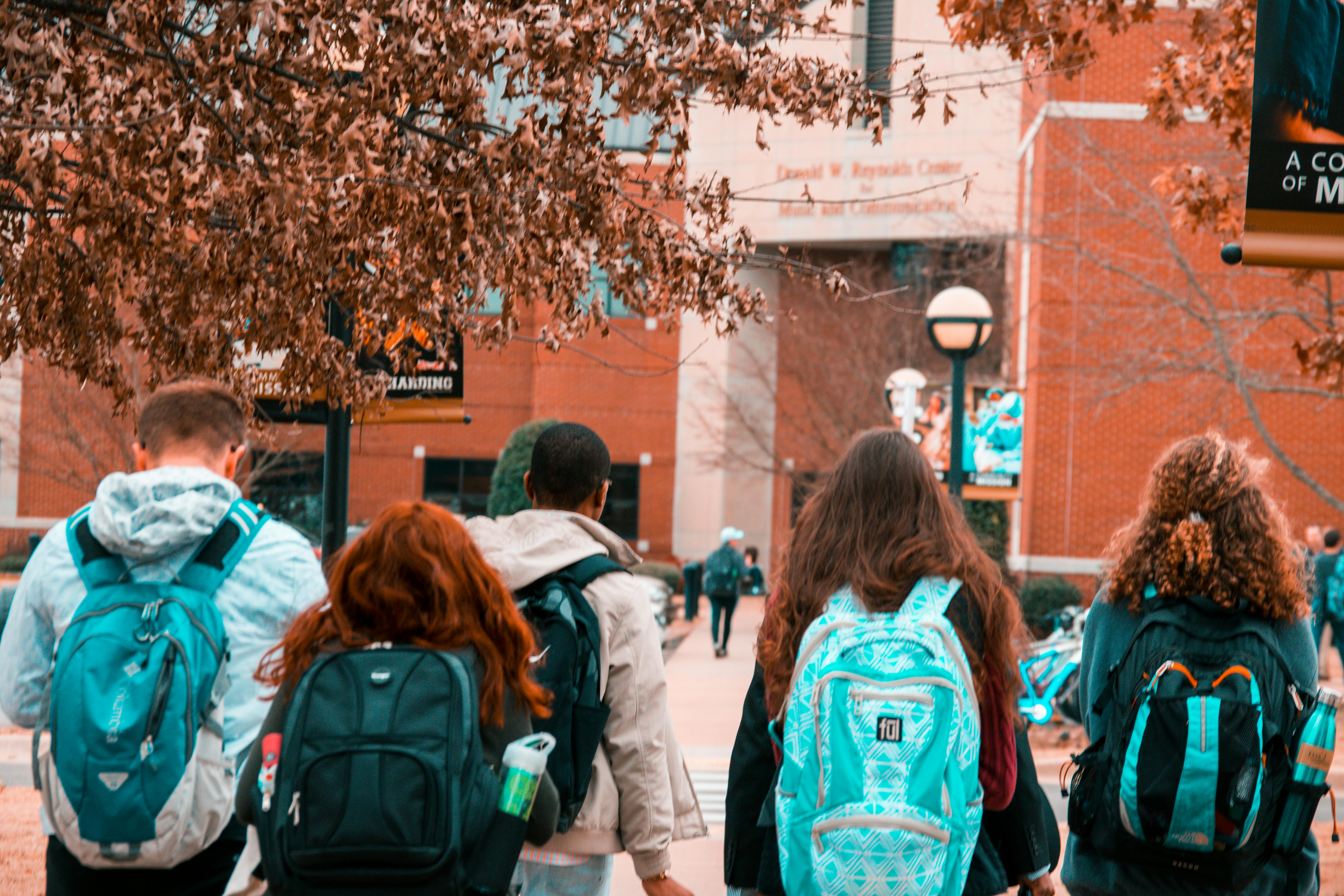 Estudiants caminant