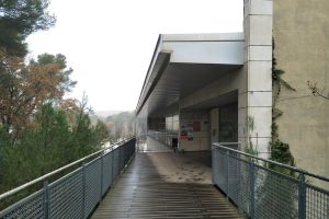 Fotografia de l'entrada superior de la Biblioteca de Comunicació i Hemeroteca General