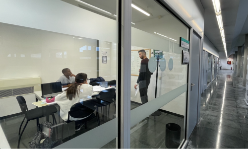 Sala de treball en grup de les Biblioteques UAB