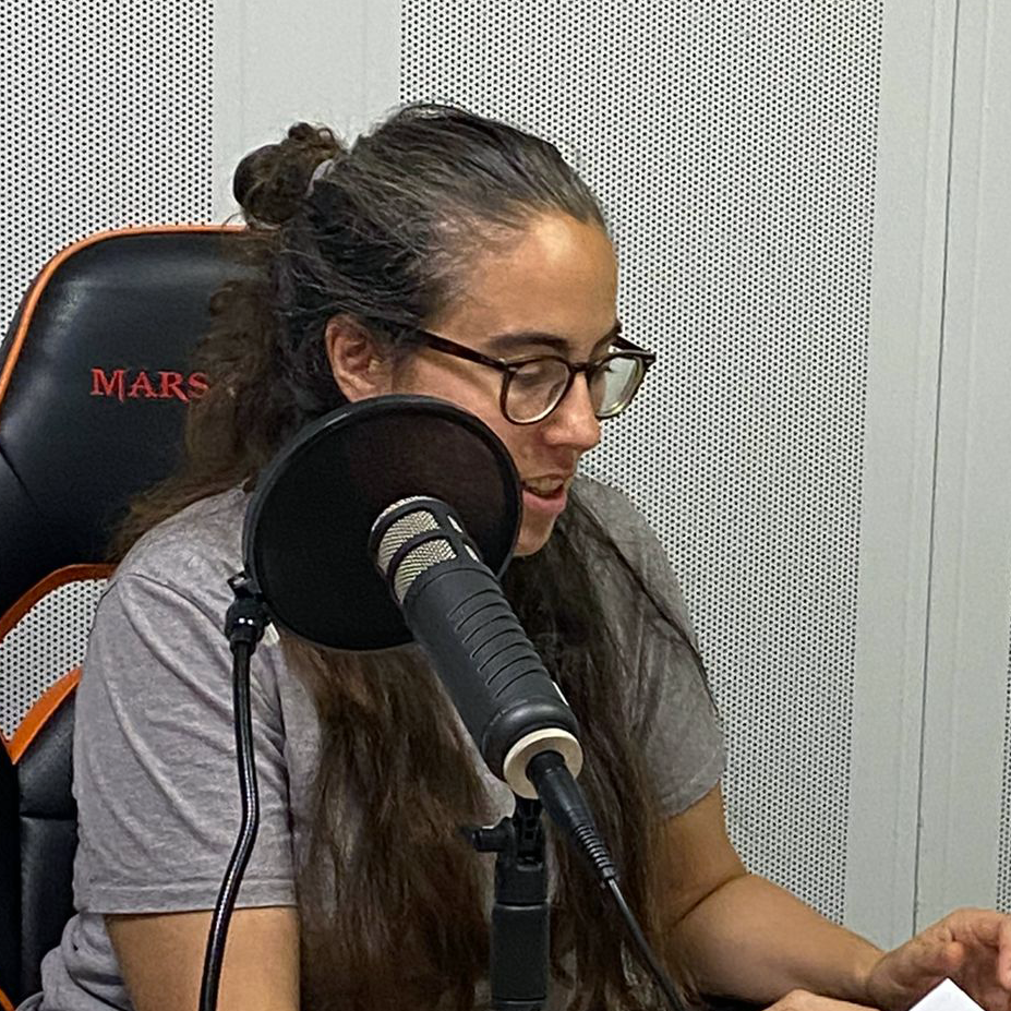 Amplia la imatge Laura Pérez durant l'enregistrament del pòdcast