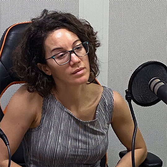 Amplia la imatge Sara marañón durant l'enregistrament del pòdcast