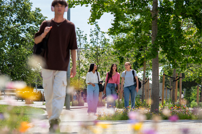 estudiants caminant pel campus