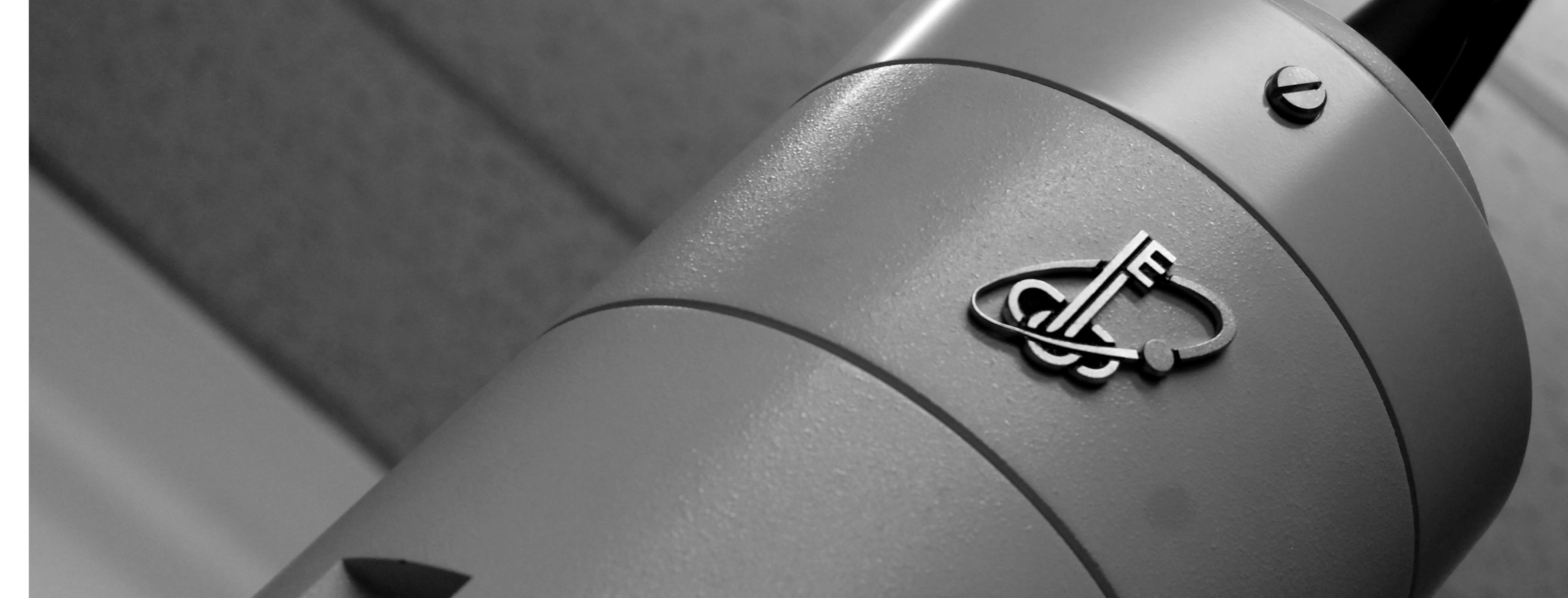 Detall de la columna del microscopi on s'observa el logotip de la marca Jeol