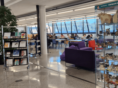 Foto del interior de la Biblioteca de Veterinaria