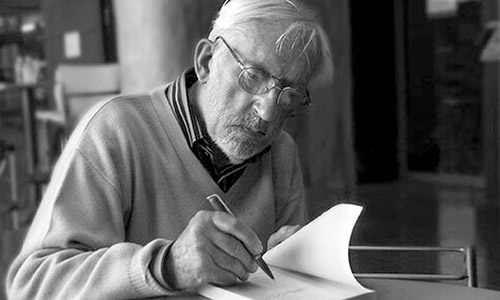 Fotografía en blanco y negro de Bernard Lesfargues escribiendo.