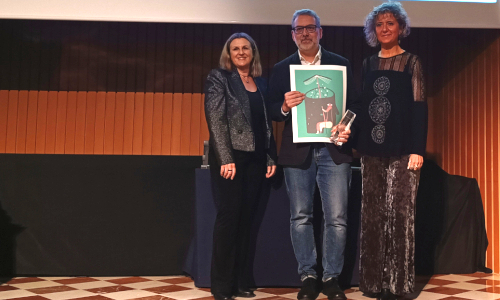 El galardonado con la 9a edición del premio Amics con la directora del Servicio de Bibliotecas