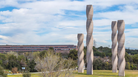 Paisaje de las 4 torres de la UAB con un fondo del cielo con nubes